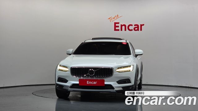 Volvo V90 Cross Country B5 Ultimate AWD 2023 — фото 3