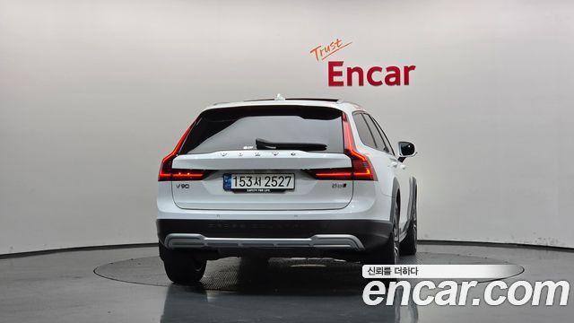 Volvo V90 Cross Country B5 Ultimate AWD 2023 — фото 4