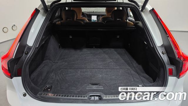 Volvo V90 Cross Country B5 Ultimate AWD 2023 — фото 24