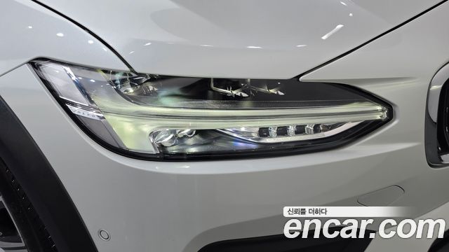 Volvo V90 Cross Country B5 Ultimate AWD 2023 — фото 28