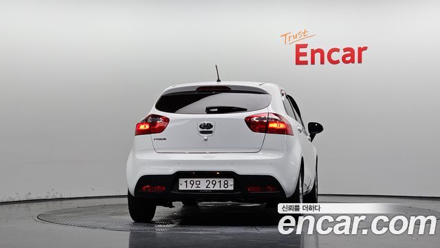Kia Pride 1.4 MPI Hatchback Deluxe 2014 — фото 4