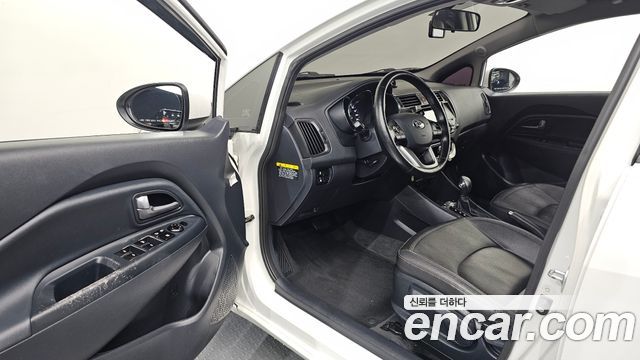 Kia Pride 1.4 MPI Hatchback Deluxe 2014 — фото 10