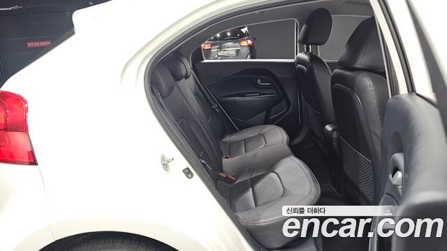 Kia Pride 1.4 MPI Hatchback Deluxe 2014 — фото 11