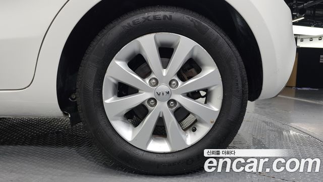 Kia Pride 1.4 MPI Hatchback Deluxe 2014 — фото 21