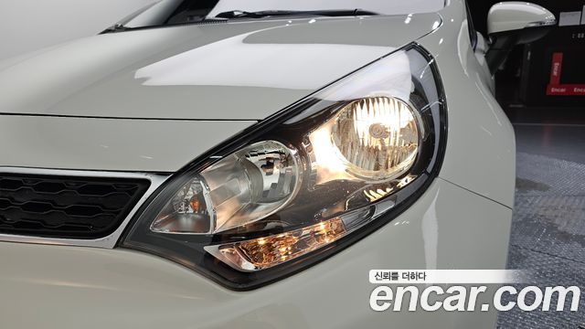 Kia Pride 1.4 MPI Hatchback Deluxe 2014 — фото 22