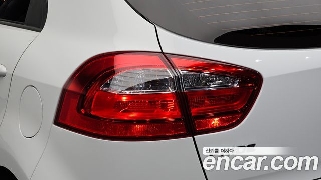 Kia Pride 1.4 MPI Hatchback Deluxe 2014 — фото 23