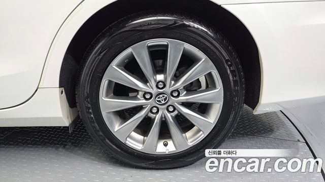 Toyota Camry Hybrid XLE 2017 — фото 5