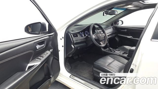 Toyota Camry Hybrid XLE 2017 — фото 10