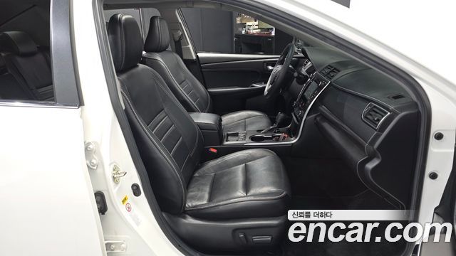 Toyota Camry Hybrid XLE 2017 — фото 11