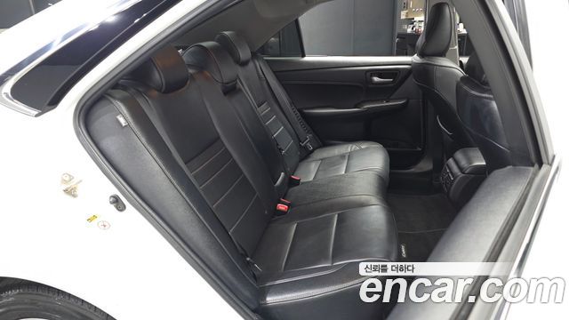 Toyota Camry Hybrid XLE 2017 — фото 12