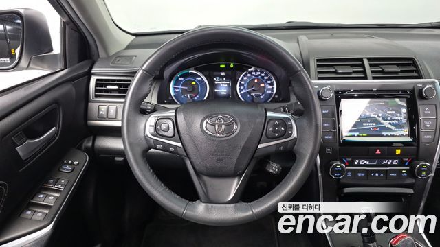 Toyota Camry Hybrid XLE 2017 — фото 13
