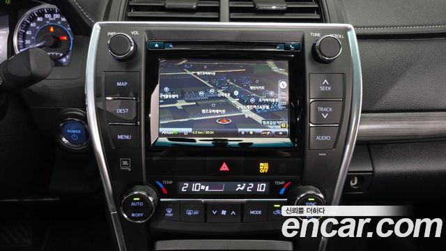 Toyota Camry Hybrid XLE 2017 — фото 14