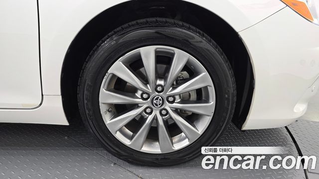 Toyota Camry Hybrid XLE 2017 — фото 21