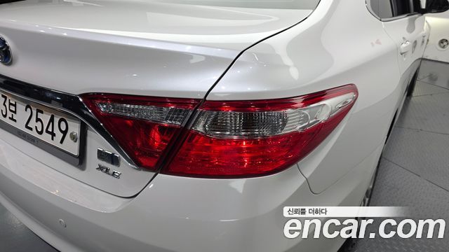 Toyota Camry Hybrid XLE 2017 — фото 23