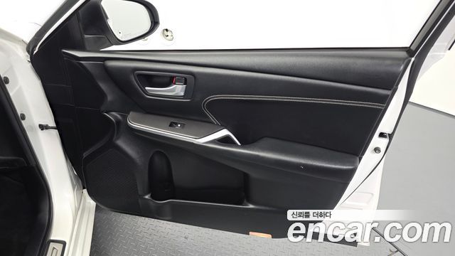 Toyota Camry Hybrid XLE 2017 — фото 24