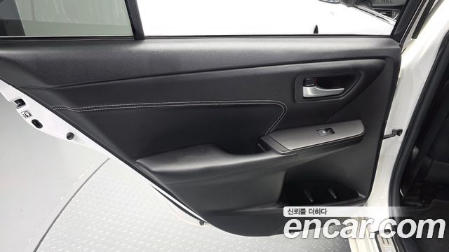Toyota Camry Hybrid XLE 2017 — фото 25