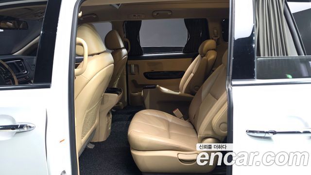 Kia Carnival 9-Seater Hi-Limousine Noblesse Special 2019 — фото 16