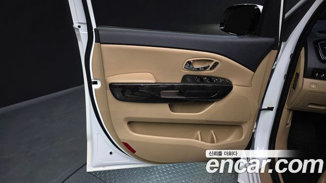 Kia Carnival 9-Seater Hi-Limousine Noblesse Special 2019 — фото 30