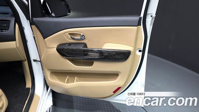 Kia Carnival 9-Seater Hi-Limousine Noblesse Special 2019 — фото 31