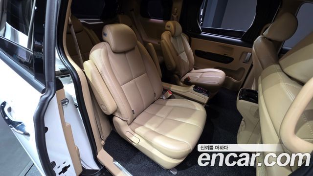 Kia Carnival 9-Seater Hi-Limousine Noblesse Special 2019 — фото 32