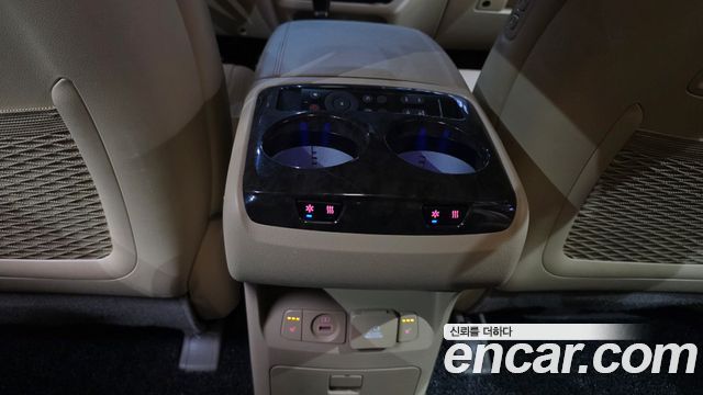 Kia Carnival 9-Seater Hi-Limousine Noblesse Special 2019 — фото 36
