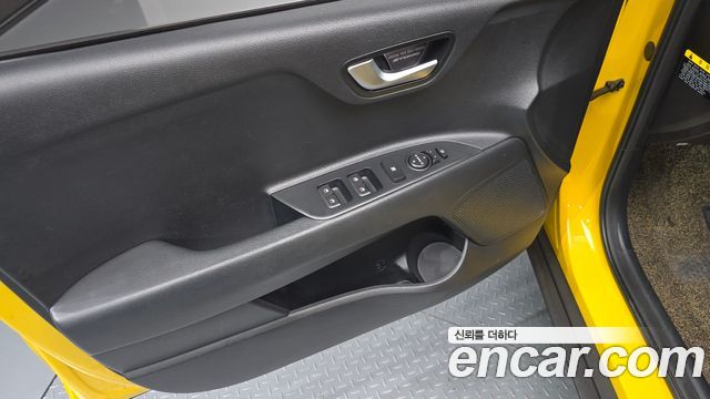 Kia Stonic Diesel 1.6 Prestige 2018 — фото 24