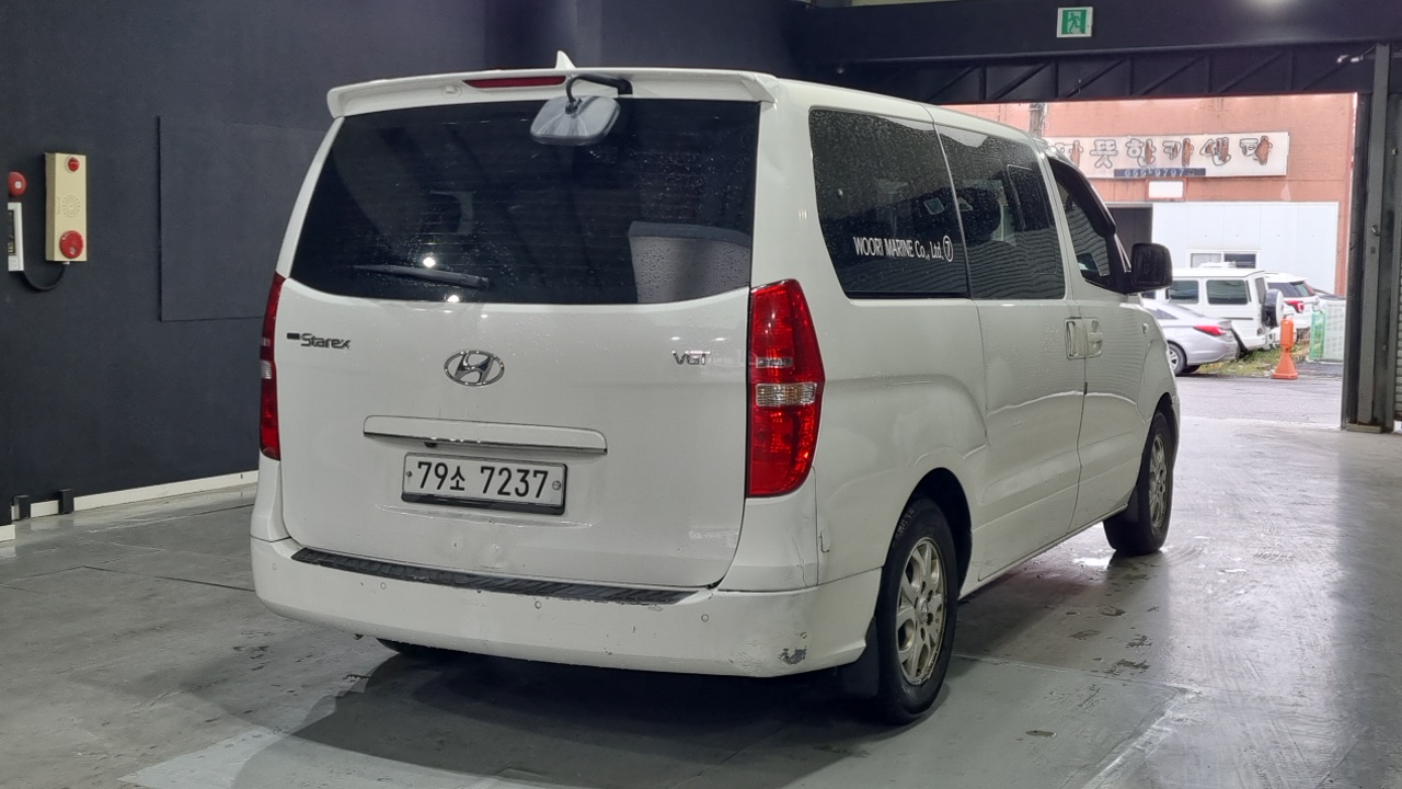 Hyundai Grand Starex 12-Seater Wagon CVX Luxury 2015 — фото 2