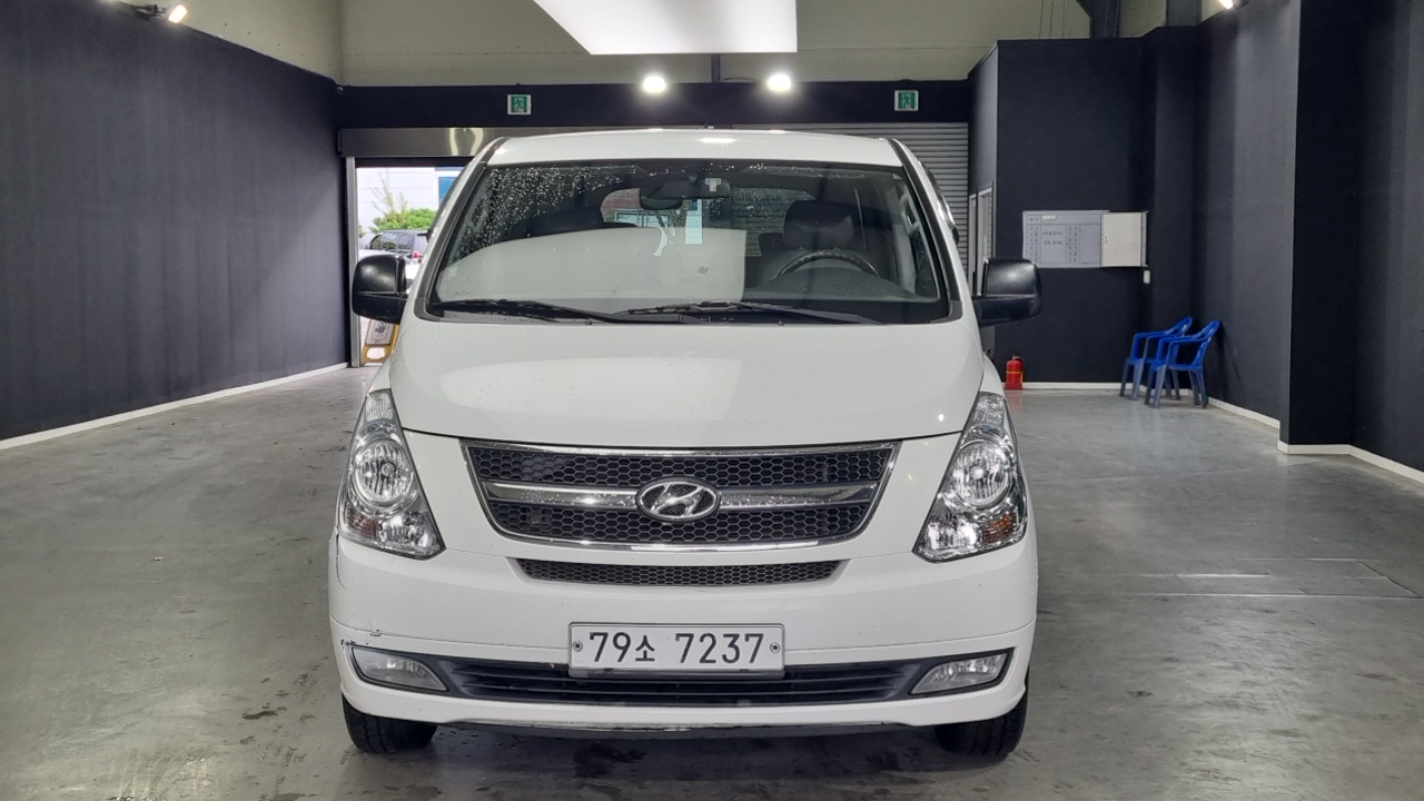 Hyundai Grand Starex 12-Seater Wagon CVX Luxury 2015 — фото 3