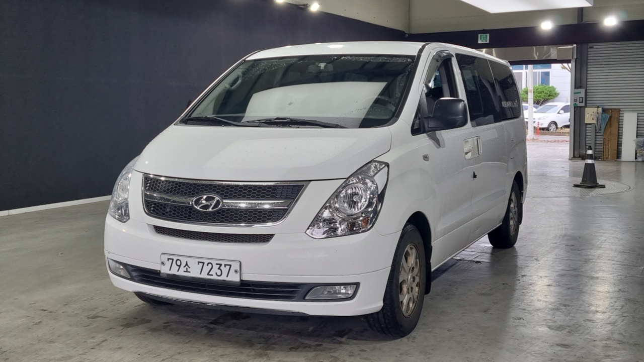 Hyundai Grand Starex 12-Seater Wagon CVX Luxury 2015 — фото 4
