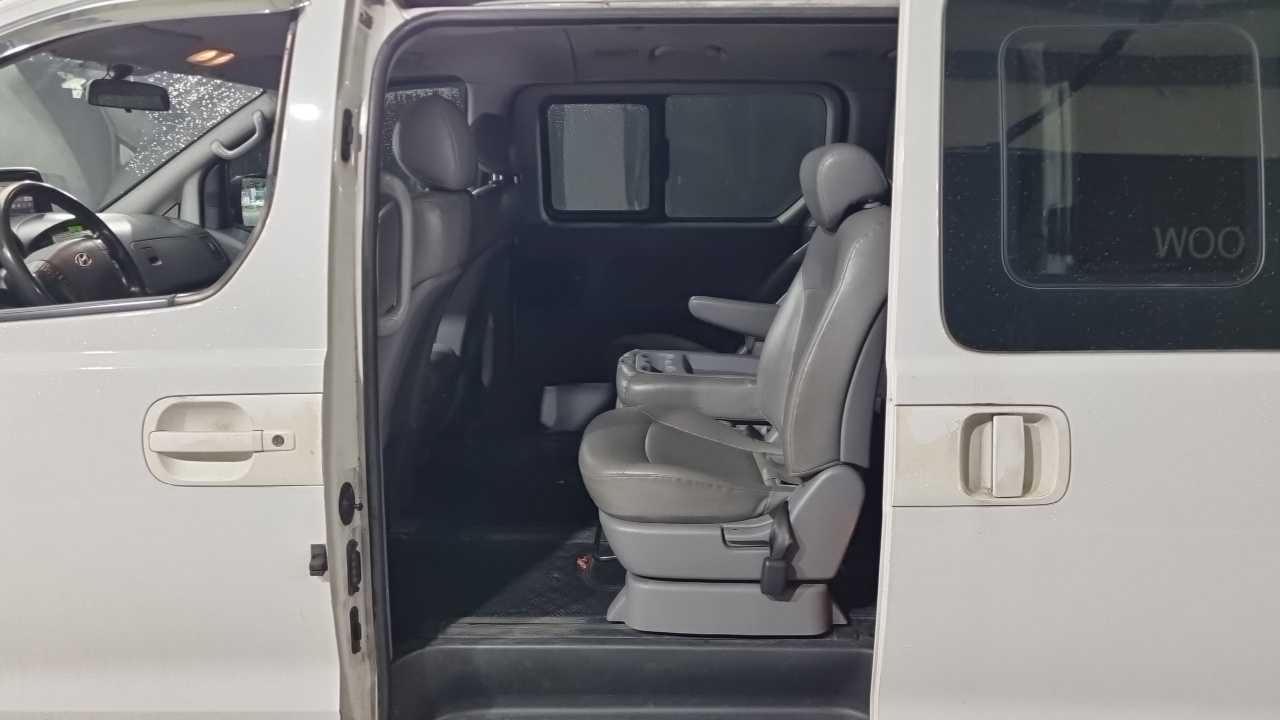 Hyundai Grand Starex 12-Seater Wagon CVX Luxury 2015 — фото 15