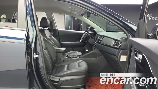 Kia Niro Prestige 2018 — фото 11