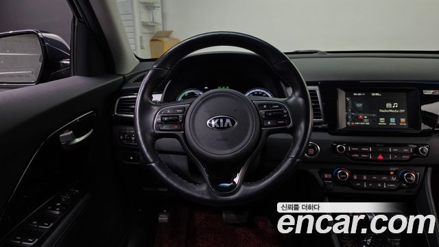 Kia Niro Prestige 2018 — фото 13