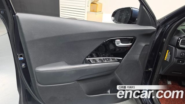 Kia Niro Prestige 2018 — фото 24