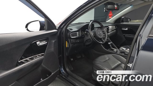 Kia Niro Prestige 2018 — фото 10
