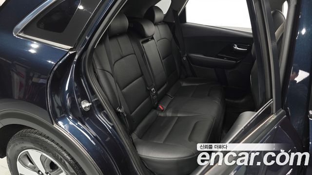 Kia Niro Prestige 2018 — фото 16