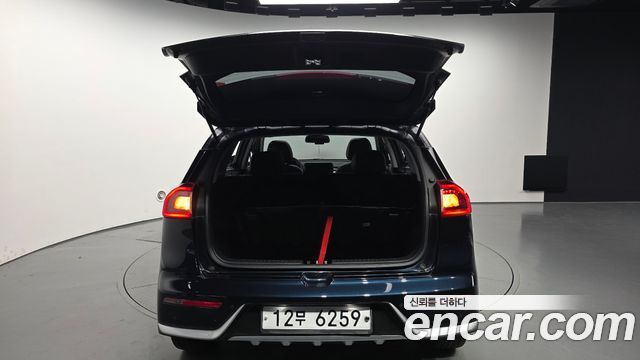 Kia Niro Prestige 2018 — фото 24
