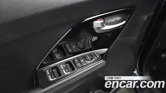 Kia Niro Prestige 2018 — фото 35