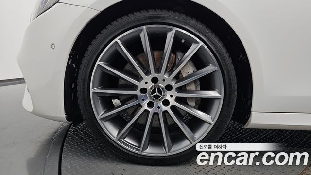 Mercedes-Benz E-Class (W213) E300 4MATIC AMG Line 2017 — фото 5