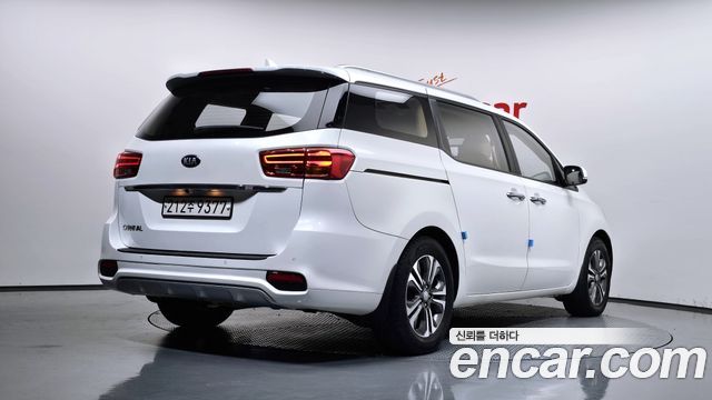 Kia Carnival 9-Seater Luxury 2020 — фото 2