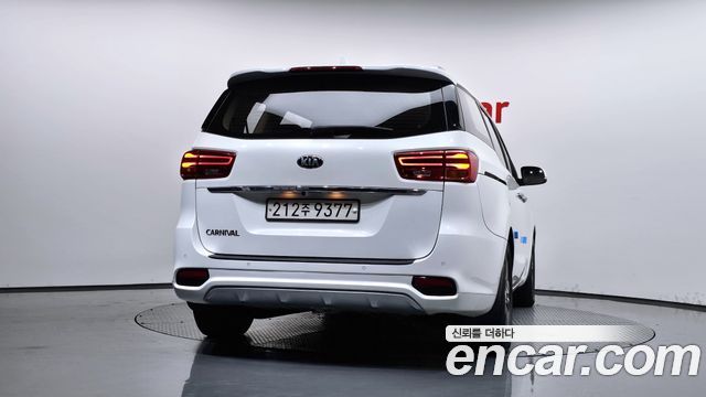 Kia Carnival 9-Seater Luxury 2020 — фото 4