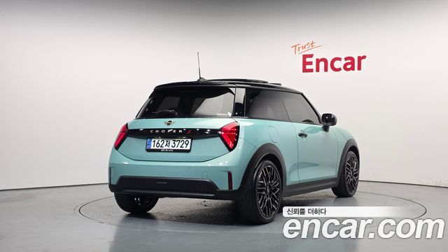 MINI Cooper S (IV) Favoured 2025 — фото 2