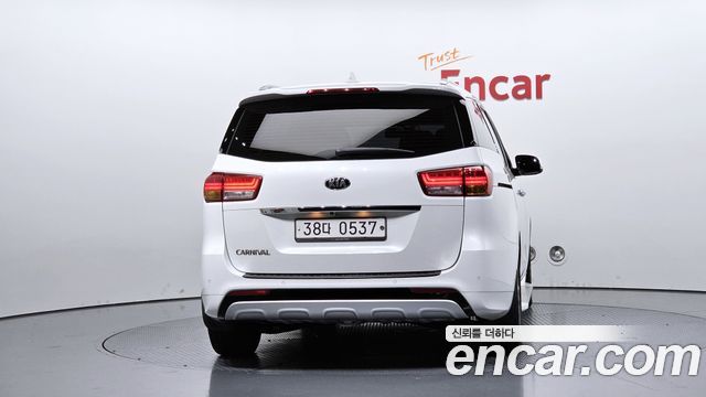 Kia Carnival 9-seater Noblesse 2016 — фото 4