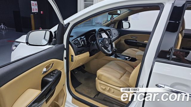 Kia Carnival 9-seater Noblesse 2016 — фото 10