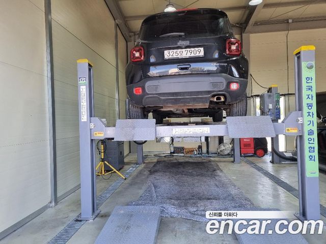 Jeep Renegade 2.4 Limited 2020 — фото 2