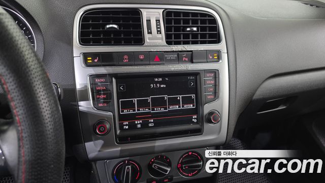 Volkswagen Polo 1.4 TDI R-Line 5th 2015 — фото 19