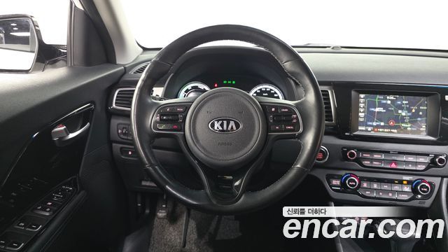 Kia Niro Prestige 2018 — фото 13