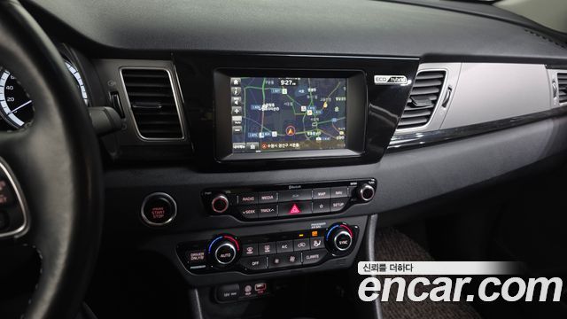 Kia Niro Prestige 2018 — фото 15