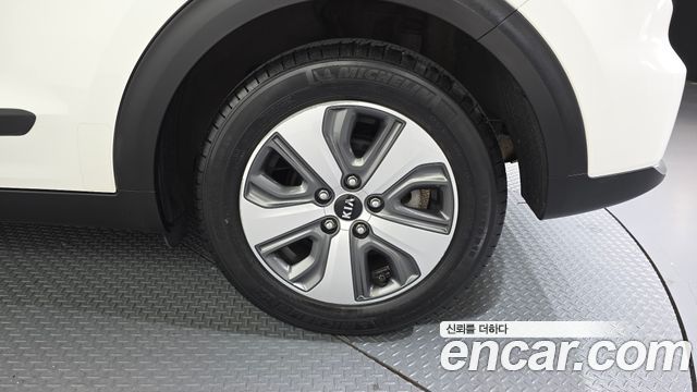 Kia Niro Prestige 2018 — фото 21