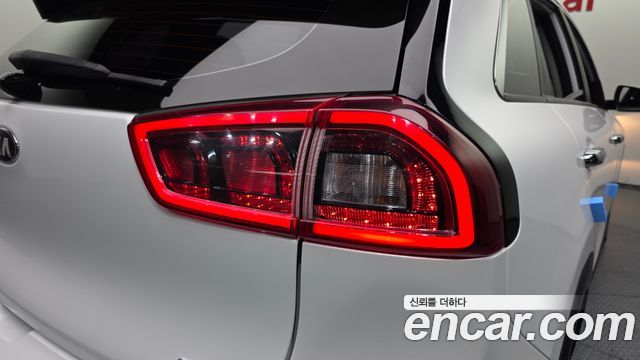 Kia Niro Prestige 2018 — фото 23