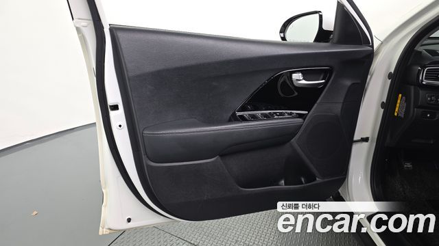 Kia Niro Prestige 2018 — фото 24
